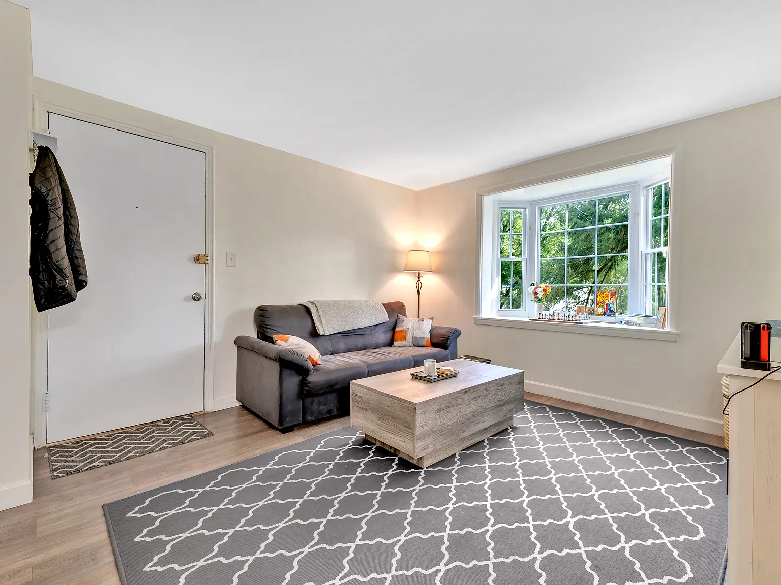 2 bed, 715 sqft, $2,100 — Photo 2