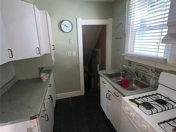 5th image of 905 Geneva Ave