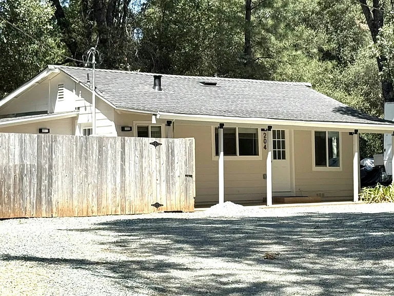 204 Lambert Ln — Photo 2