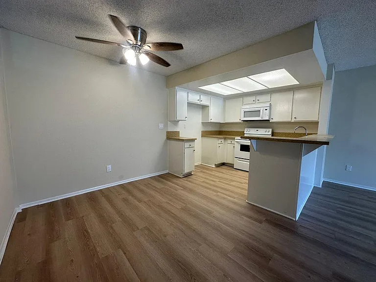 Villa Valencia Apartments — Photo 8