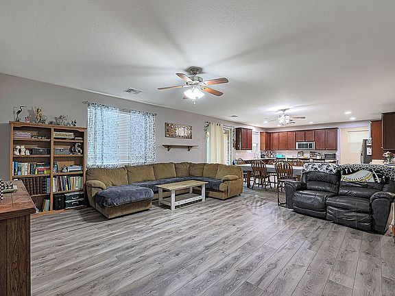 3rd image of 833 W Desert Hollow Dr