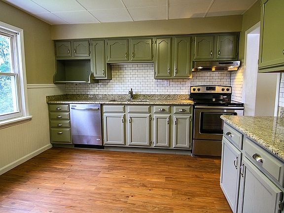Gorgeous cabinet color!