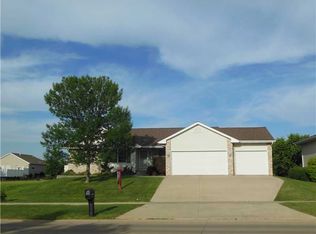 225 18th Ave, Hiawatha, IA 52233