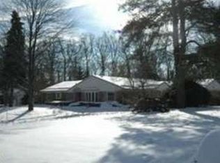 25075 Franklin Park Dr, Franklin, MI 48025