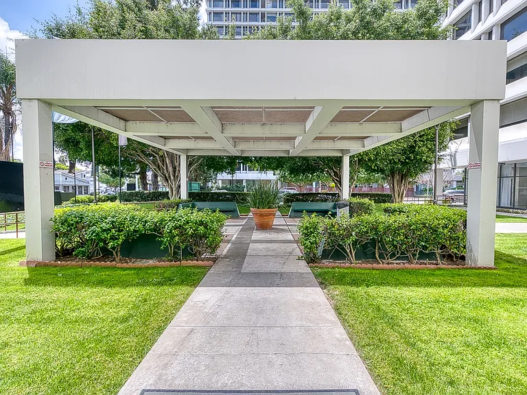 Bay Towers at Bixby Knolls - 55+ Active Adult Apartments — Photo 16