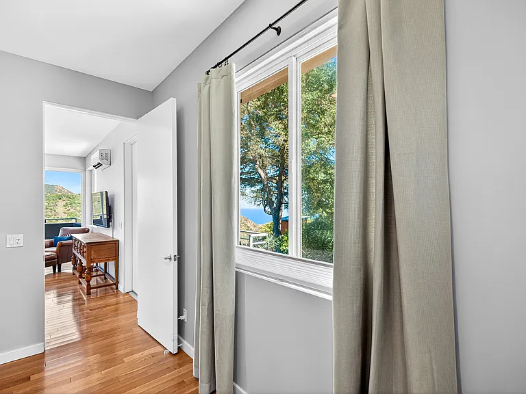 4302 Ocean View Dr — Photo 24