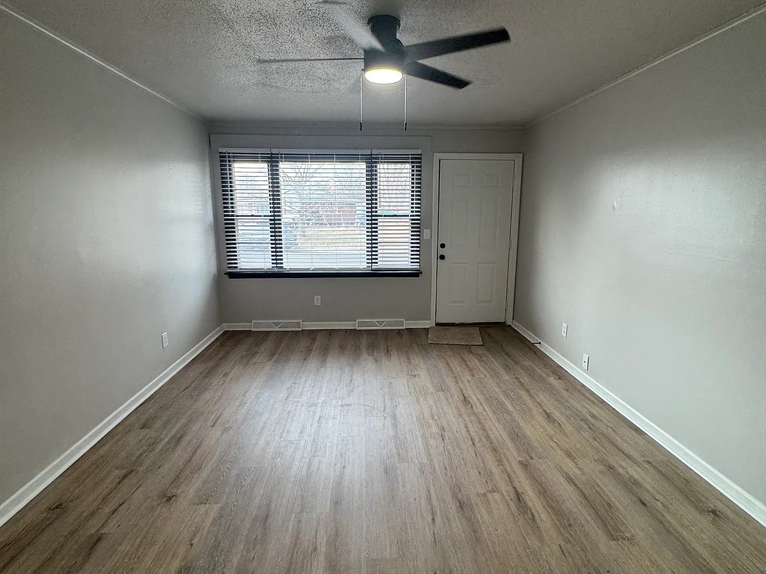2 bed, 900 sqft, $1,100 — Photo 3