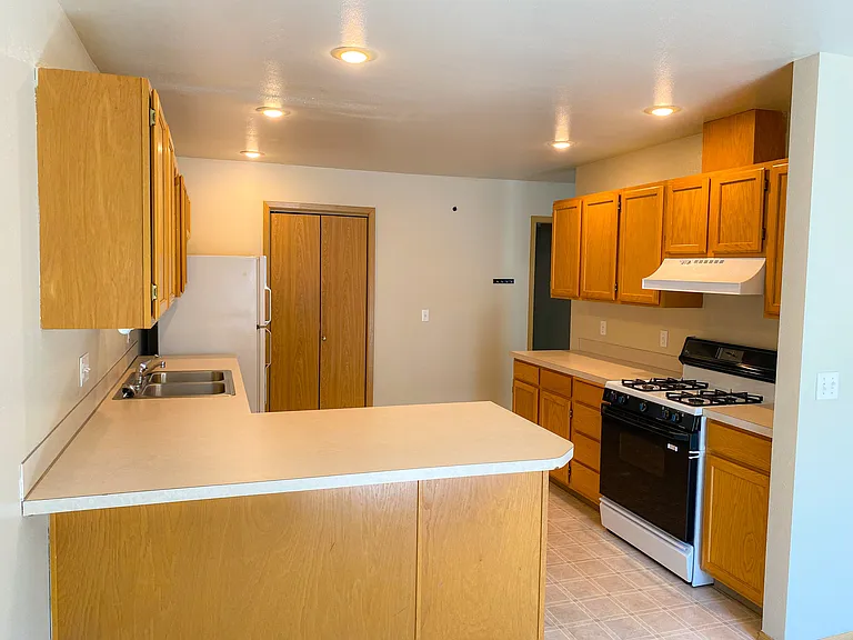 253 NW Clay Ct — Photo 3