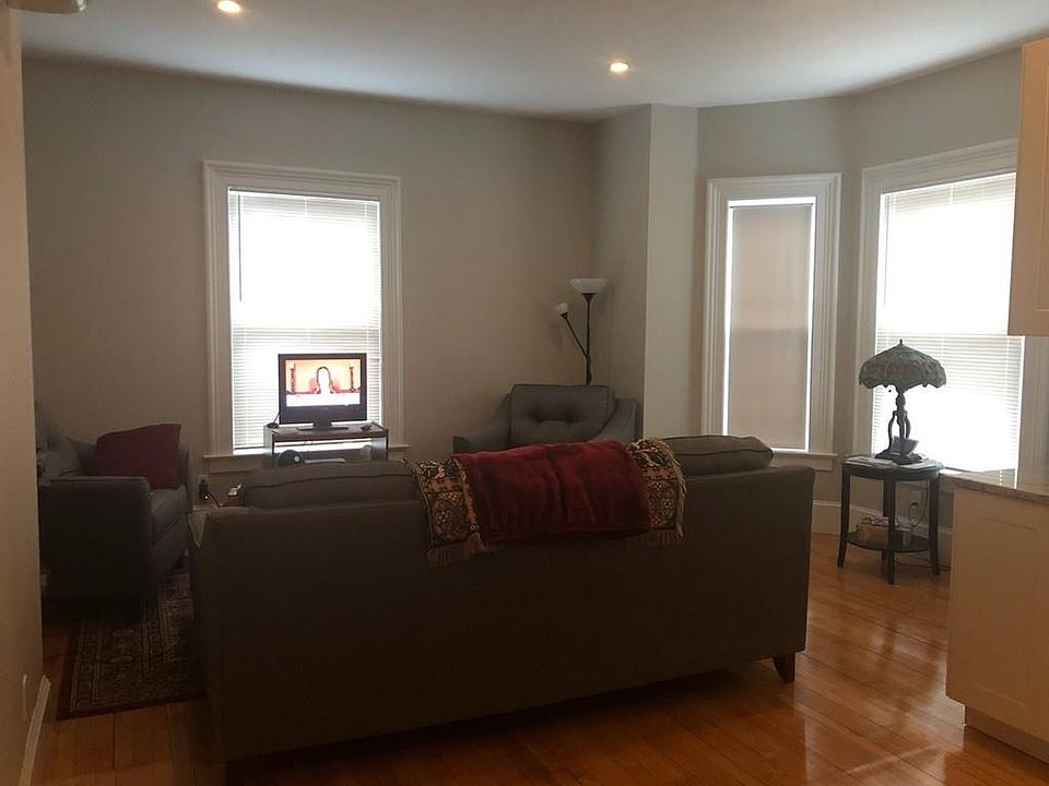 2nd image of 635 Washington St APT 2