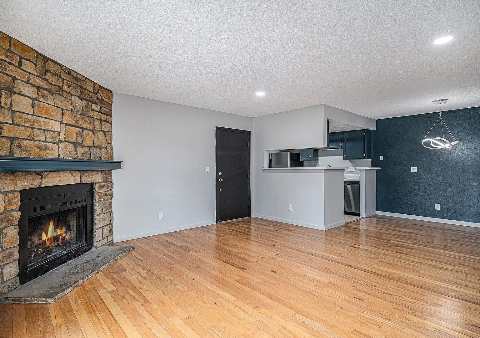Beautifully Renovated 3-bedroom 2 Bathroom in Robinwood! — Photo 4