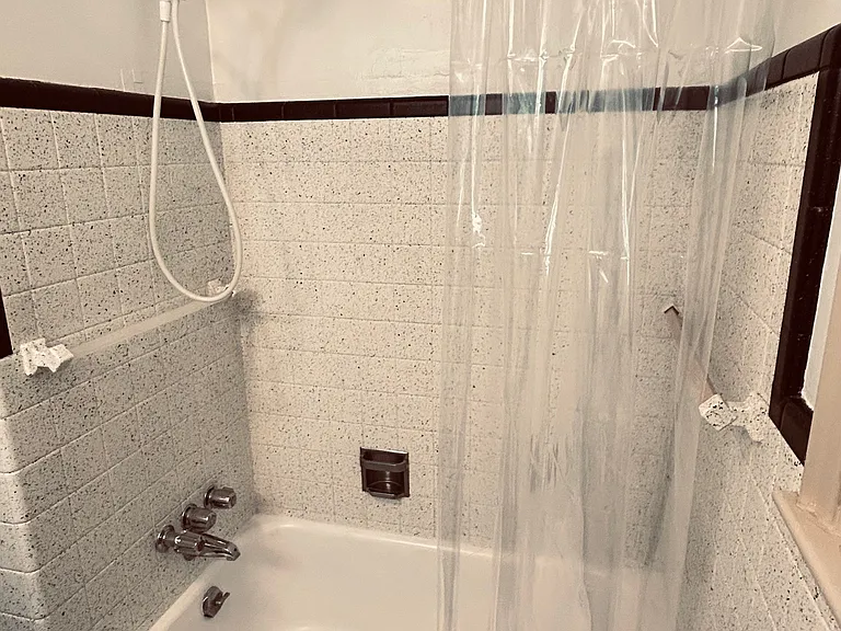 Hallway Bath - Tub/shower