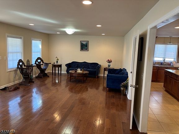 4th image of 17 Garrett St