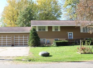 209 N Market St, Grandview, IA 52752