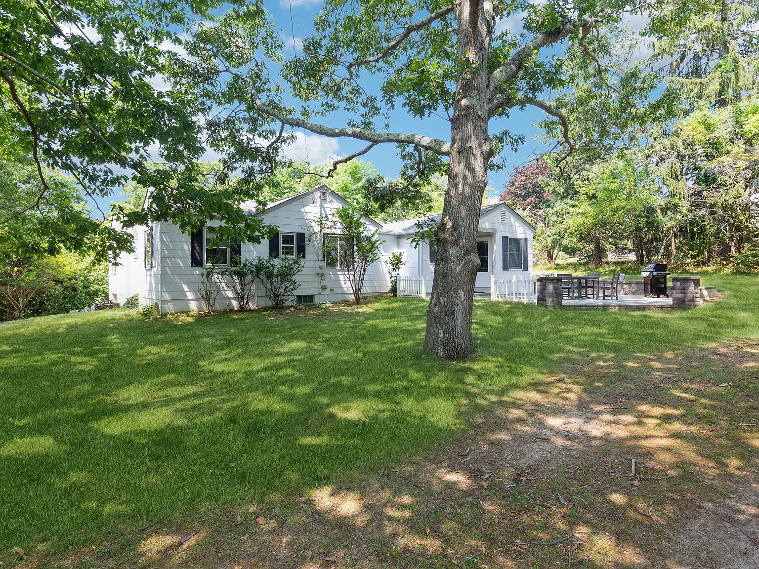 Hampton Bays Retreat — Photo 1