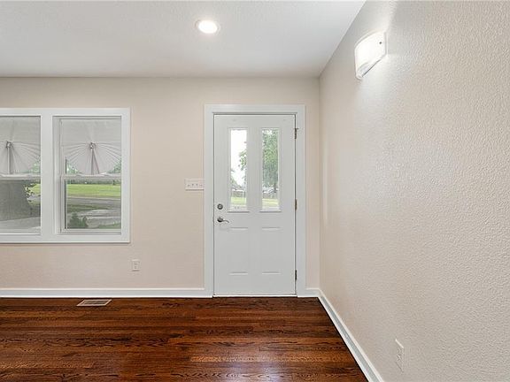 4th image of 7332 Parallel Pkwy
