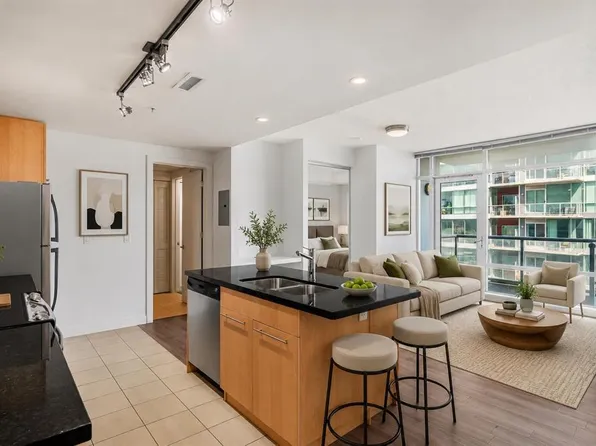 215 W 13th Ave SW #1407, Calgary, AB T2R 0V6