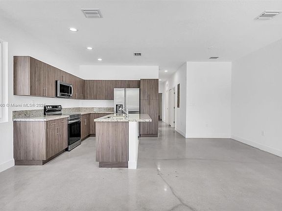 3rd image of 638 NW 15th Ave