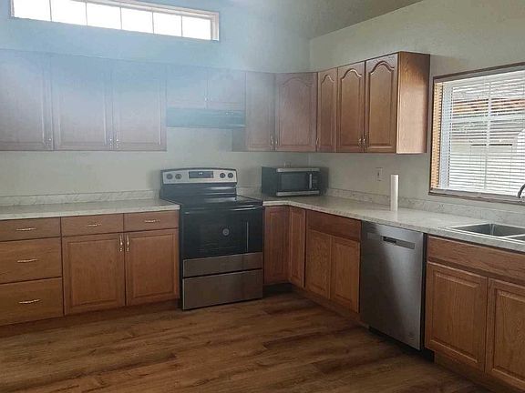 Spacious kitchen wtih all new appliances