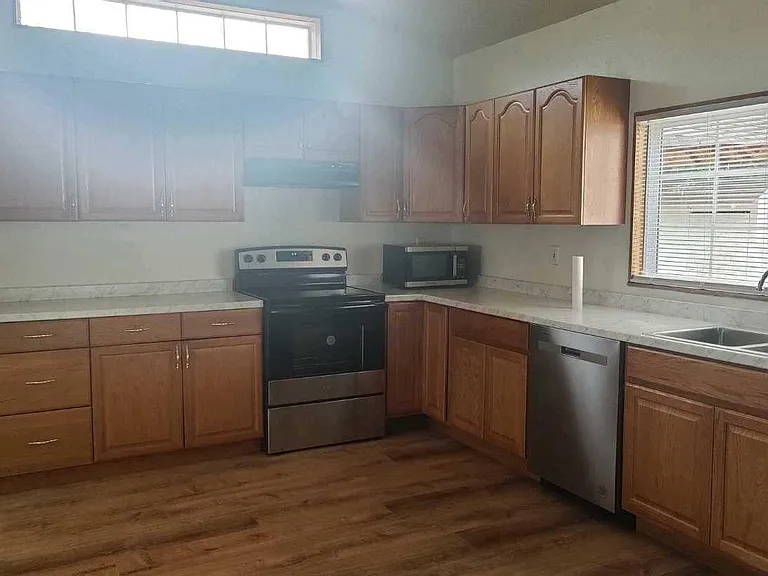 Spacious kitchen wtih all new appliances