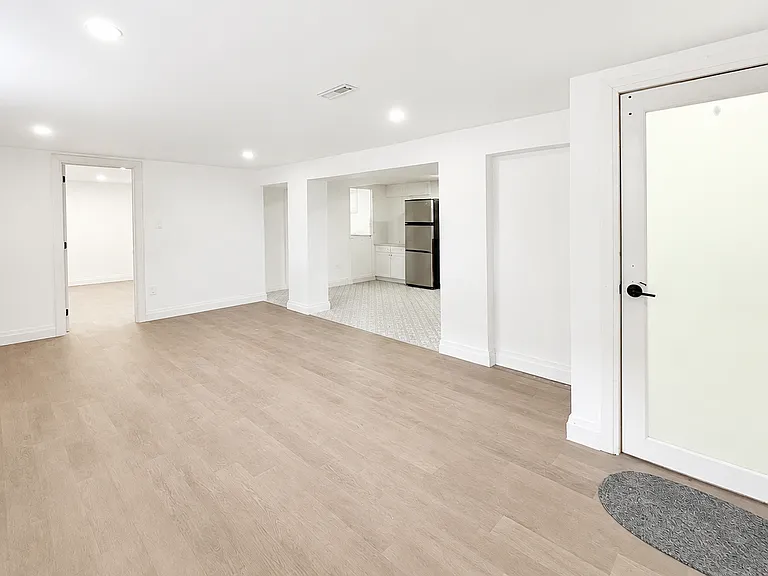 908 Fennell Ave E — Photo 6