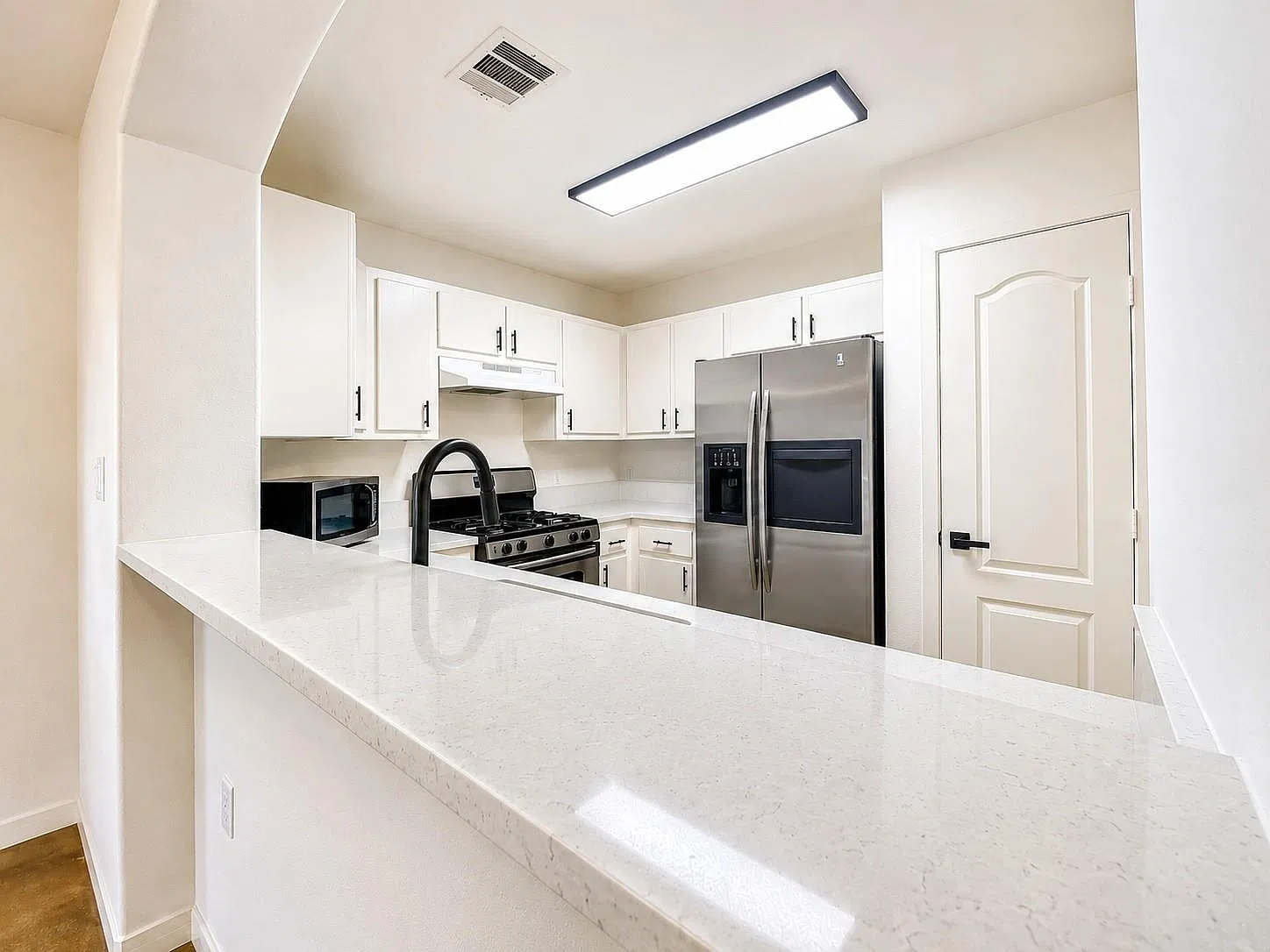 3 bed, 2.0 bath, 1596 sqft, $1,900 — Photo 3