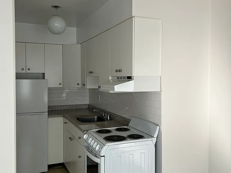 150 21st St #102 — Photo 14