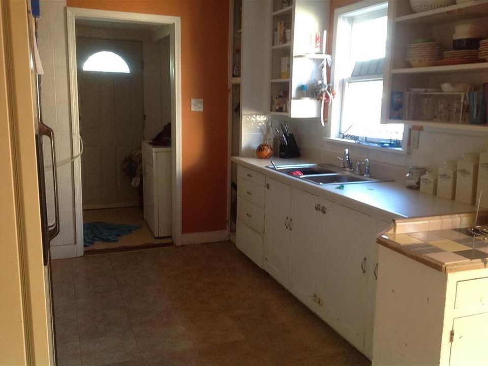 2nd image of 111 N Mesquite St