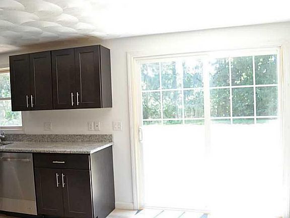 3rd image of 636 Putnam Pike
