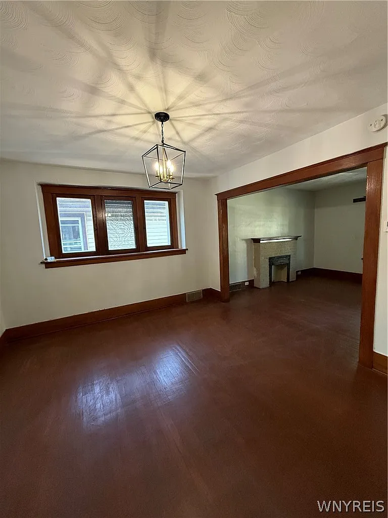 2 bed, 1.0 bath, 2024 sqft, $1,700 — Photo 3