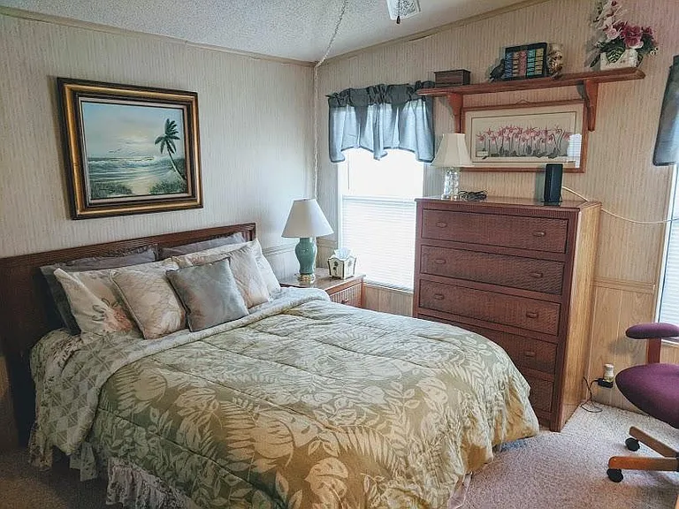 guest bedroom full bed w desk area