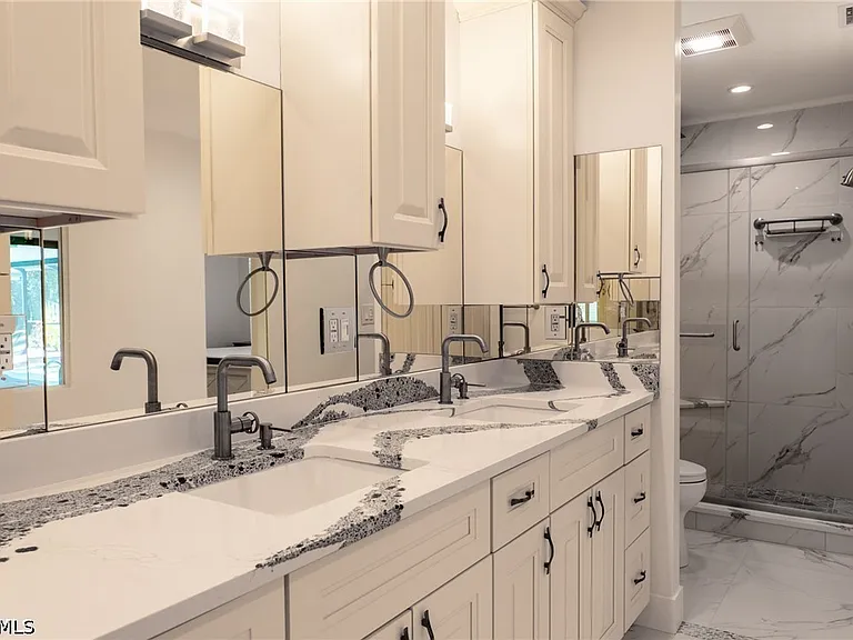 14562 Riverside Dr — Photo 29
