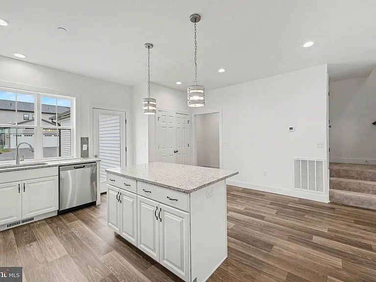 104 Madison Dr — Photo 10