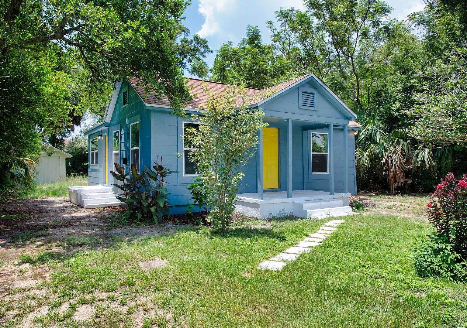 1/2 Off First Month's Rent + Waived Application Fees! | Charming 2-Bedroom Pensacola Home — Photo 2