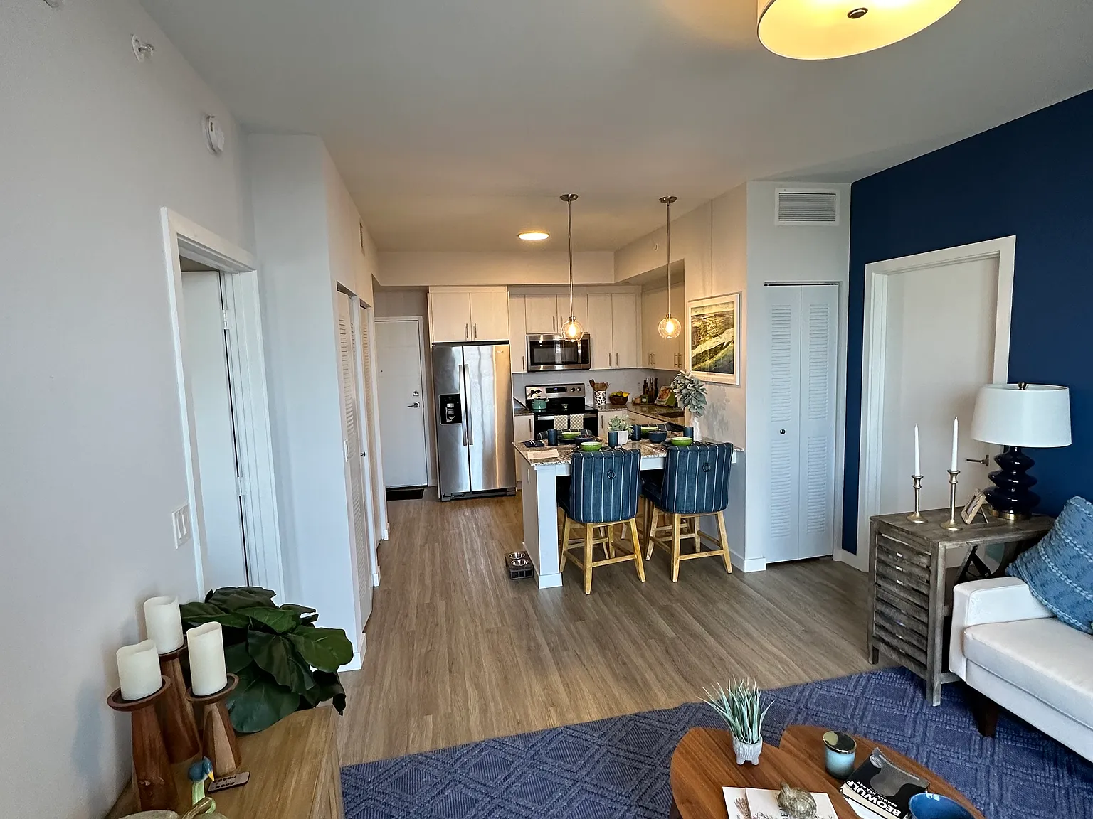 2 bed, 900 sqft, $2,368 — Photo 3