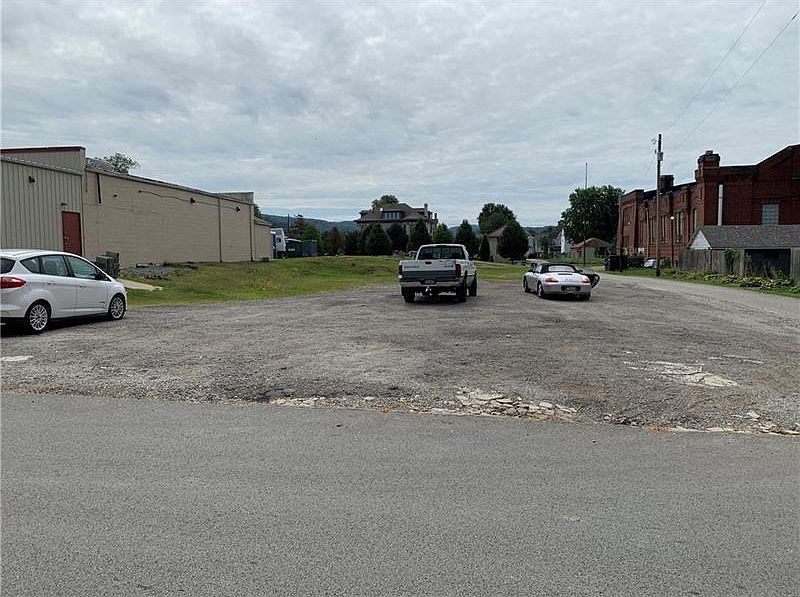 2nd image of 107 W Green St