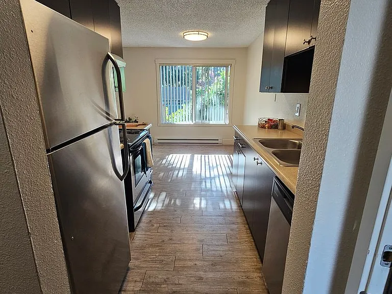 Beverly Grove Apartments — Photo 14