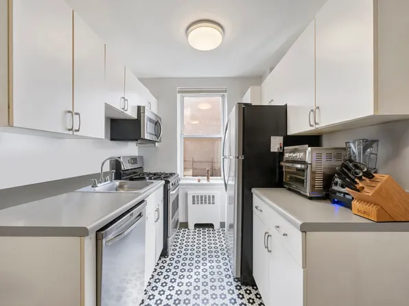 143 Bennett Avenue 2R image 3 of 8