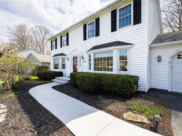 655 Finchingfield Ln, Webster, NY 14580