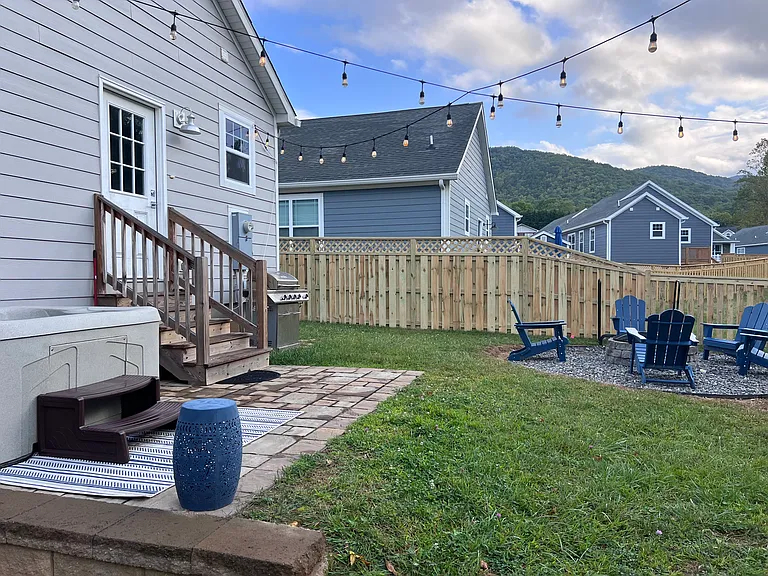 1208 Seven Sisters Ln — Photo 43