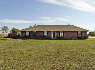 915 W Cook St, Nevada, TX 75173