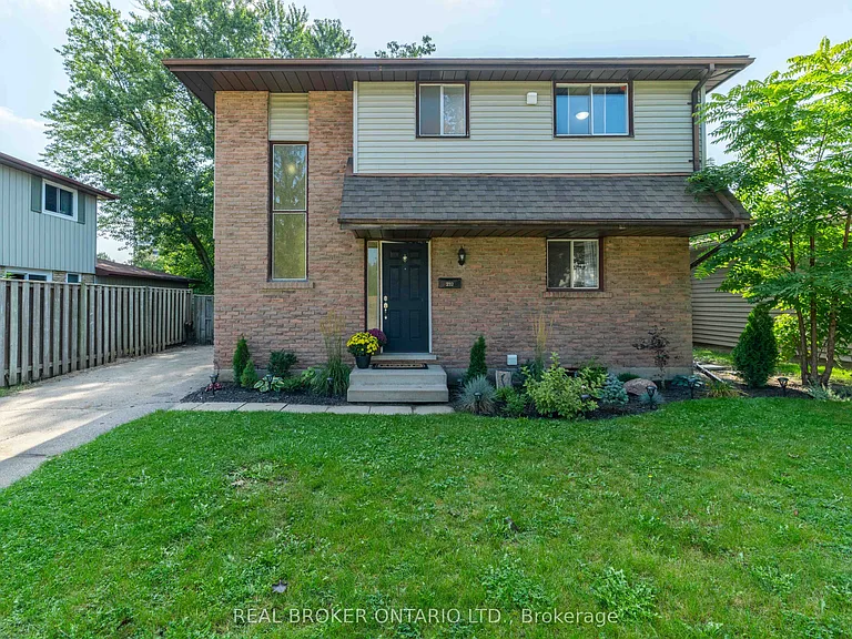 232 Cedarwoods Cres — Photo 2