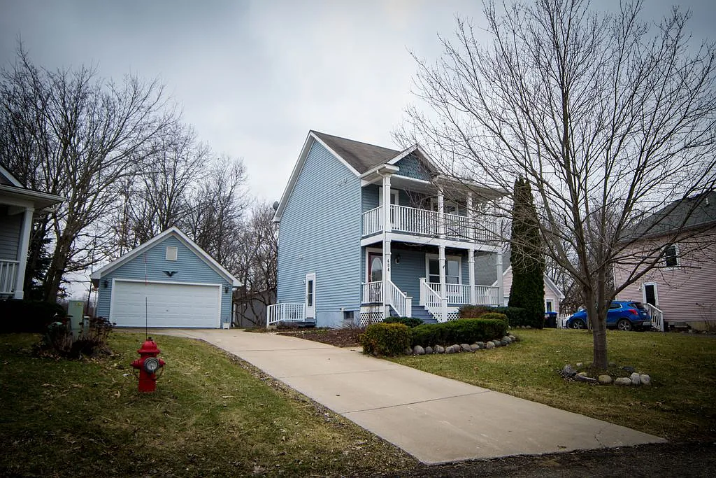 3 bed, 2.5 bath, 1200 sqft, $2,200 — Photo 1
