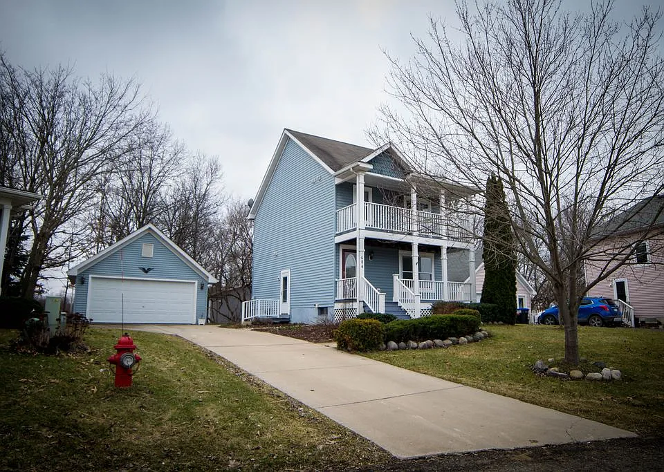 484 Waverly Cmns