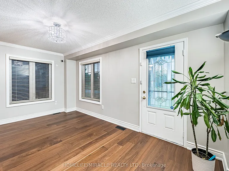 419 Rossland Rd E — Photo 7