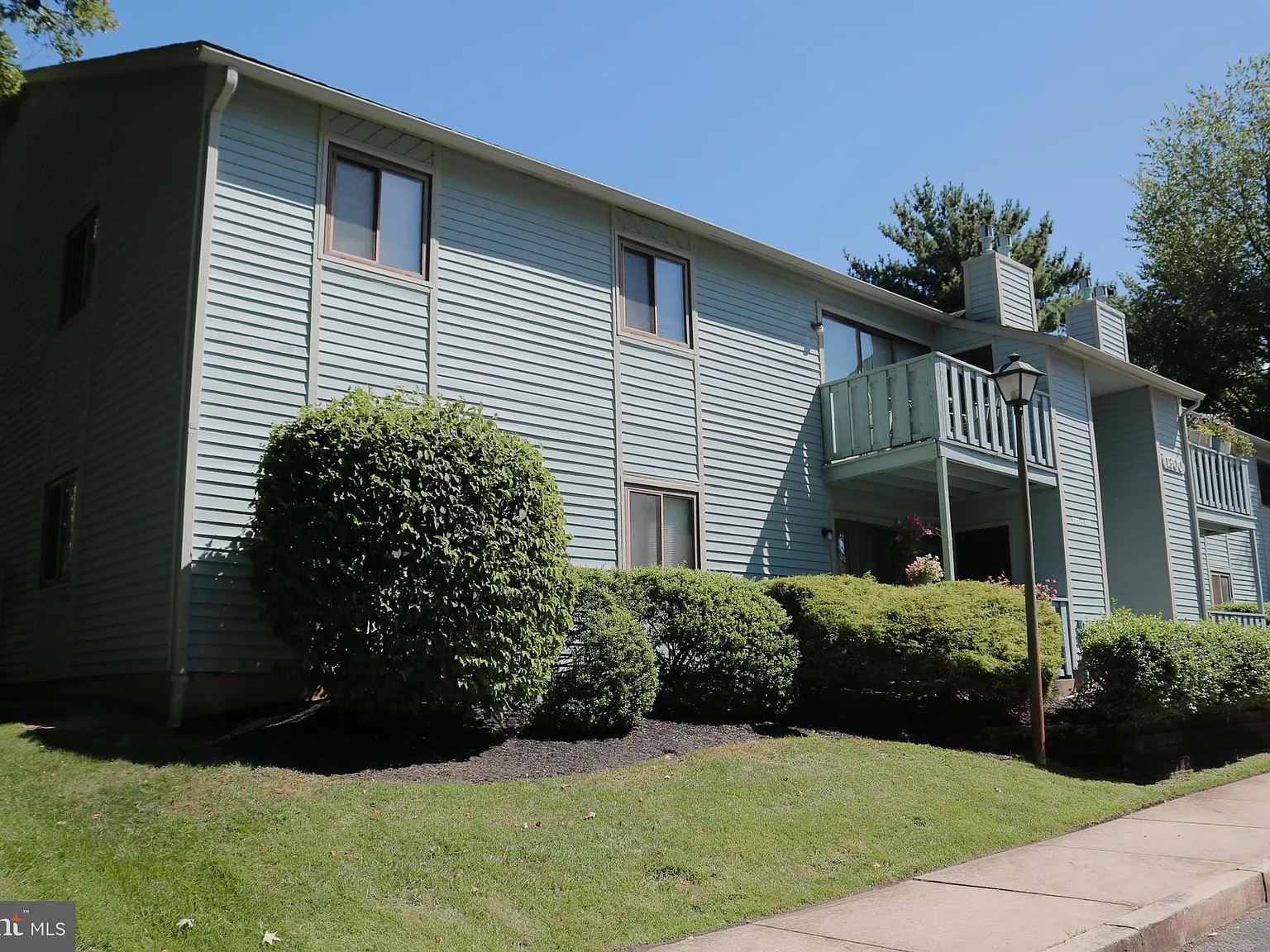 2 bed, 940 sqft, $2,100 — Photo 2