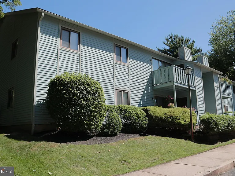 1301 Woodhollow Dr — Photo 2