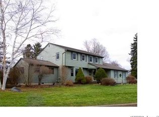 2 Tremain Dr, Fayetteville, NY