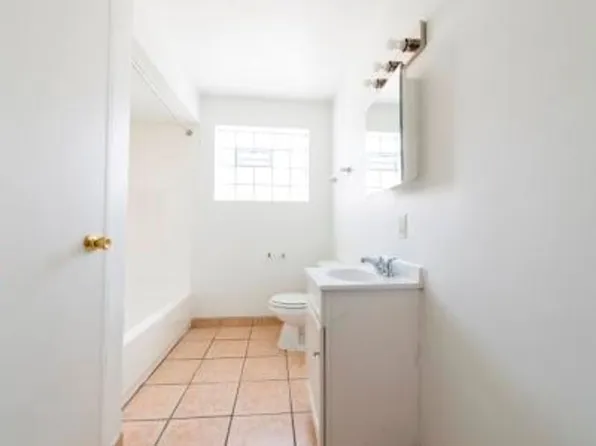 7901 S Paxton Chicago, IL 60617