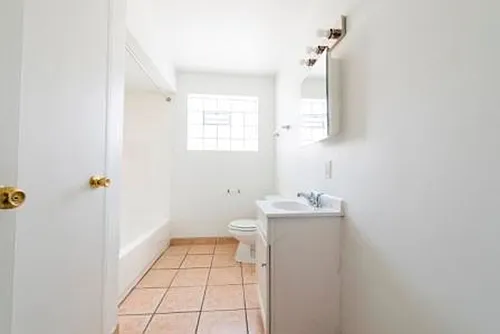 7901 S Paxton Chicago, IL 60617 Photo 1