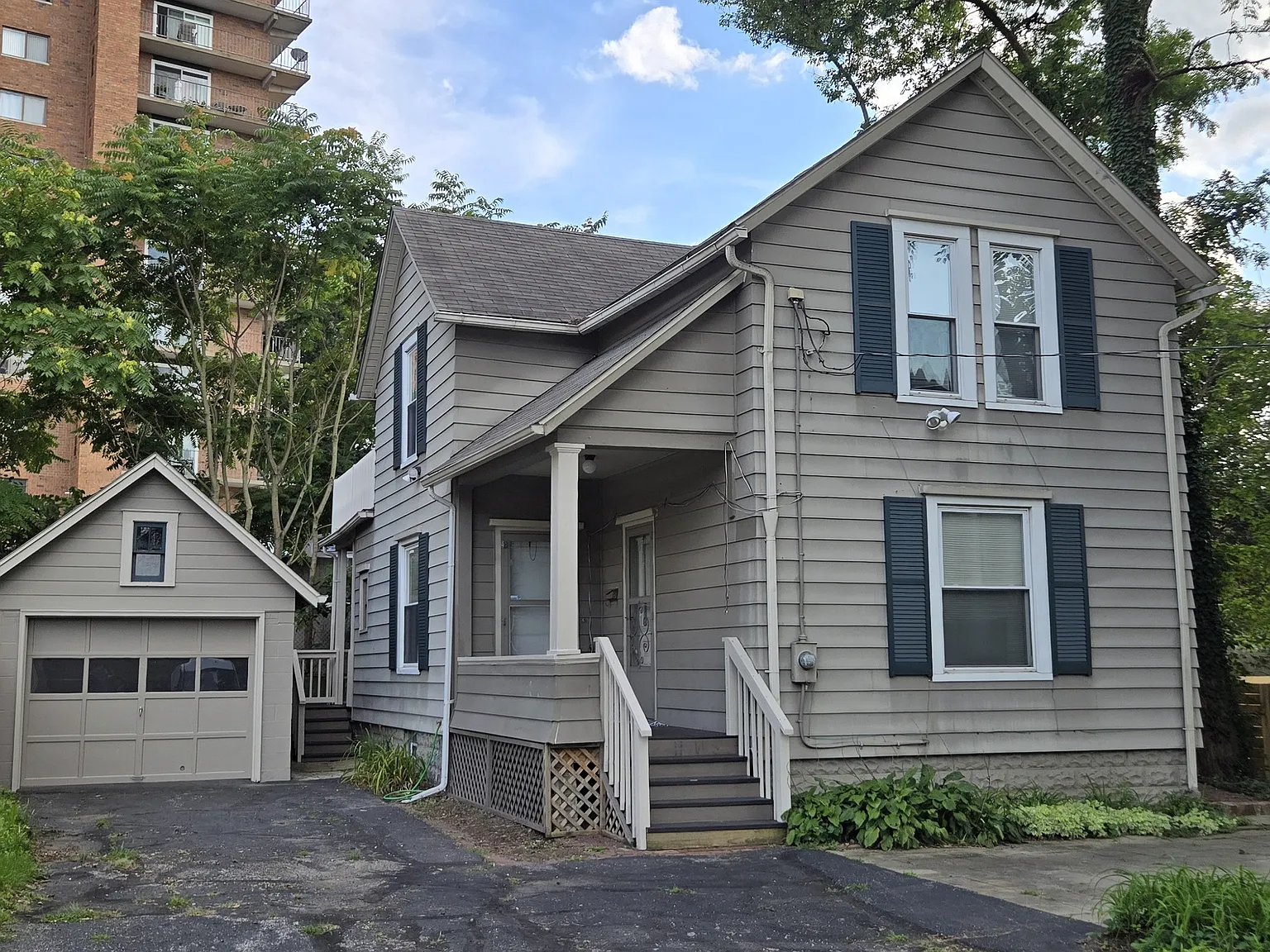 2 bed, 850 sqft, $1,300 — Photo 1